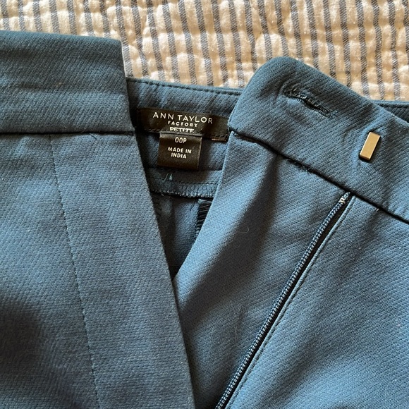 Ann Taylor, teal, capris plants. Size 00P - Picture 2 of 4